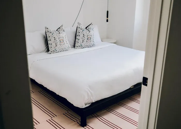 The Neighborhood - Lincoln Park Lp Hotel *